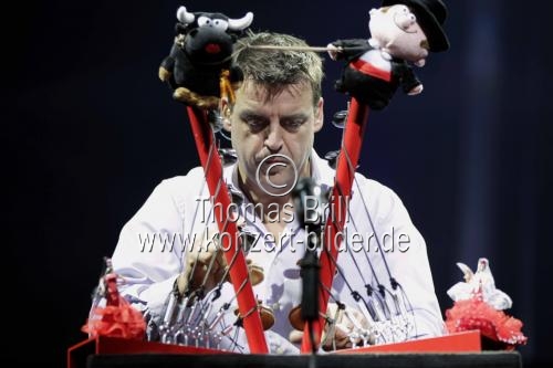 Remy van Kesteren (Niederländischer Harfinist) und Patrick De Smet (Night of the Proms-Typewriter) bei der Night of the Proms 2012 in der Lanxess-Arena Köln (&copy; Thomas Brill)